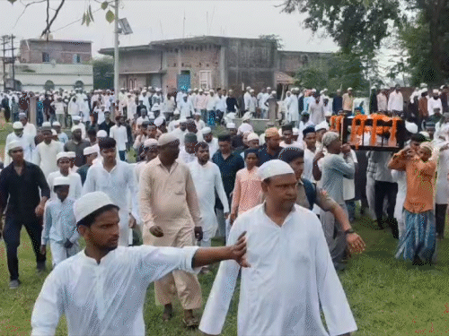 स्थानीय नेता सहित बड़ी संख्या में ग्रामीण अंतिम यात्रा में शामिल हुए।