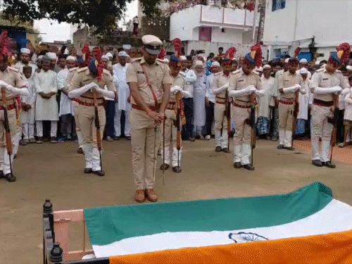 मनीर अंसारी को राजकीय सम्मान के साथ दी गई अंतिम विदाई।
