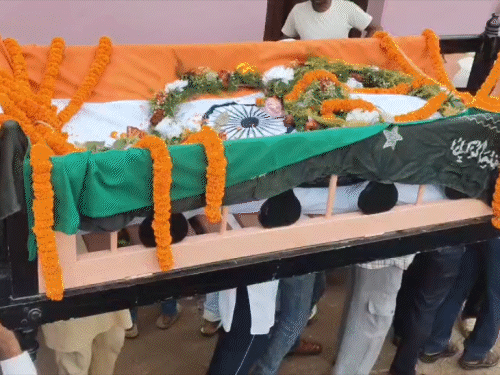 अंतिम संस्कार के लिए ले जाया जा रहा जवान का शव।
