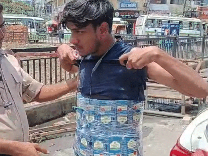 कटिहार के रहने वाले सुधांशु को पटना पुलिस ने शराब की तस्करी के आरोप में जुलाई में गिरफ्तार किया। वह घर से पढ़ाई करने राजधानी पहुंचा था।