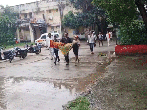 अस्पताल से नहीं मिली एंबुलेंस, 500 मीटर पैदल चलकर पोस्टमॉर्टम कराने लाया; डूबने से महिला की हुई थी मौत|दानापुर,Danapur - Dainik Bhaskar