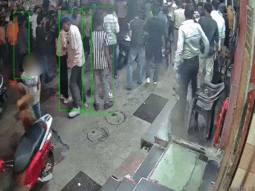 इस दौरान अफरा-तफरी का माहौल हो गया। पास खड़ा पुलिसकर्मी भी मारपीट नहीं रोक सका।