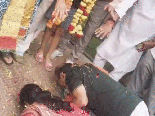 कोटा के वार्ड 56 से बीजेपी प्रत्याशी सोमा अहलूवालिया प्रचार के दौरान बुजुर्गों के सामने दंडवत हो गईं। उनके पति ने भी बुजुर्गों को दंडवत प्रणाम किया।