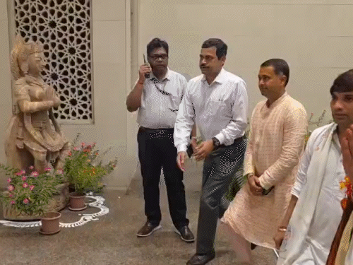प. बंगाल के मुख्यमंत्री शुभेंदु अधिकारी और उनके मंत्रियों ने सौजन्य भवन में पंडित शास्त्री का स्वागत किया था।
