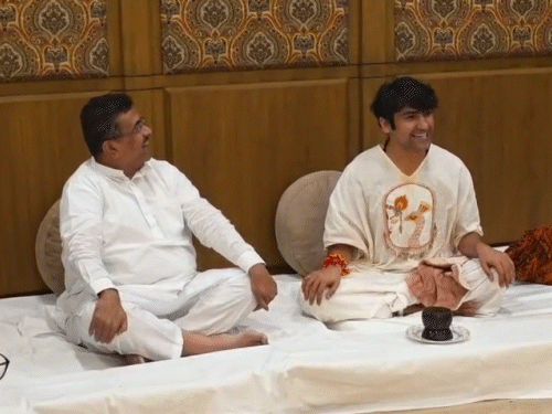 मुख्यमंत्री शुभेंदु अधिकारी और पं. शास्त्री ने मंत्रियों-विधायकों को बागेश्वर धाम आने का न्योता दिया।