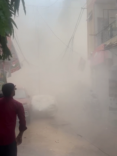 हादसे के बाद चारों तरफ मलबा बिखर गया। एक आदमी धूल के बीच खड़ा दिख रहा है।