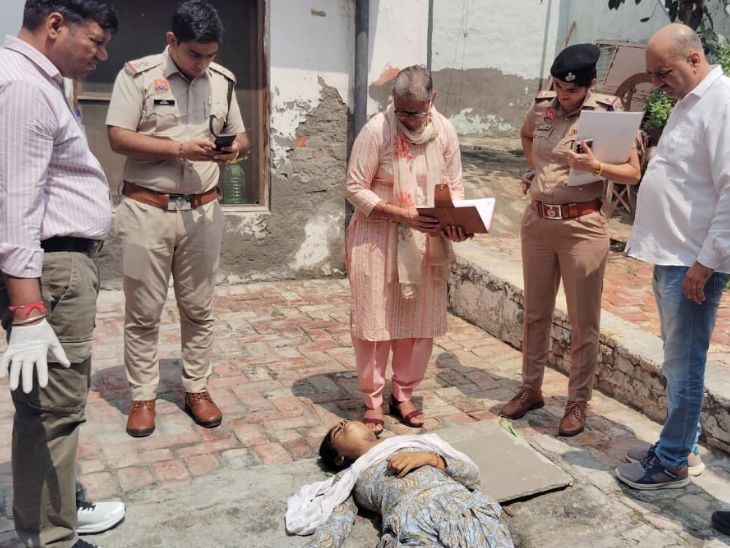 मौके पर पहुंची FSL टीम के साथ पुलिस अधिकारी जांच पड़ताल करते हुए।