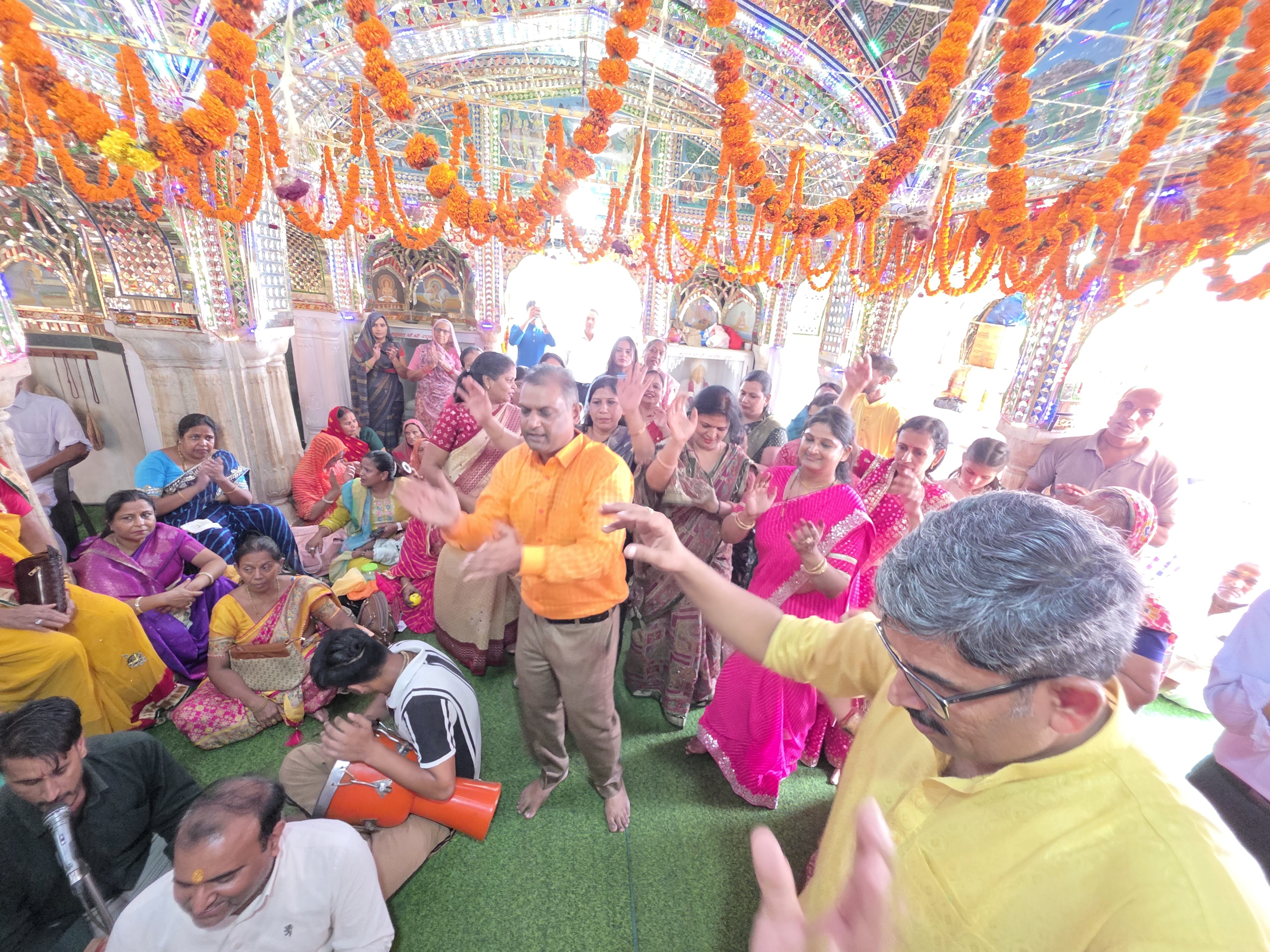 भजनों पर झूमे श्रद्धालु।
