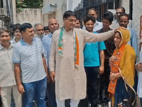 सीकर के वार्ड 15 में प्रचार के दौरान कांग्रेस प्रत्याशी जीवण खां ने बीजेपी कैंडिडेट सिमरन को दिया आशीर्वाद।