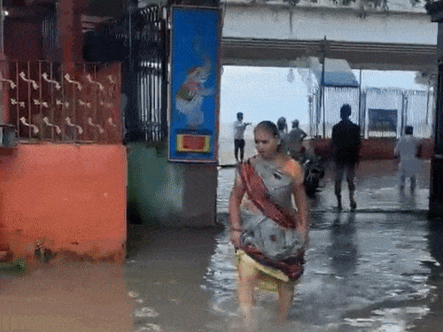 गांधी घाट पर लोगों को गंगा किनारे जाने से मना किया गया है, बावजूद इसके लोग बाढ़ की स्थिति को देखने पहुंच रहे।