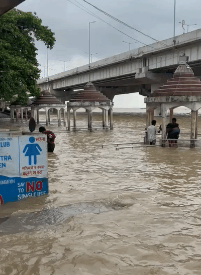गांधी घाट पर गंगा के पानी में कई घाट डूब गए हैं।