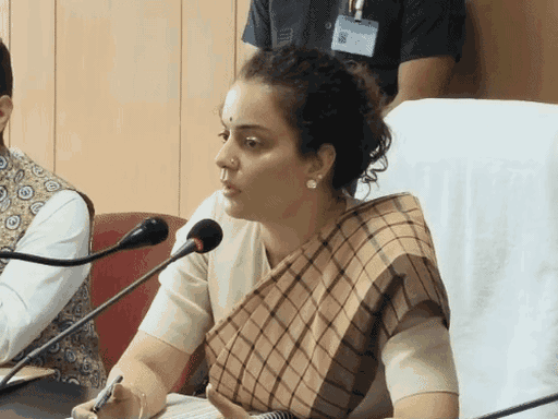 मंडी की सांसद कंगना रनोट जिला विकास समन्वय और निगरानी समिति (दिशा) की बैठक करते हुए।