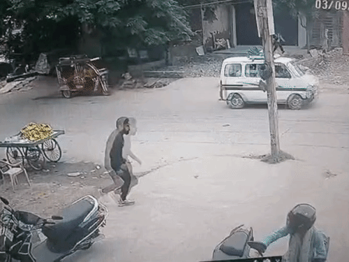 गोलियां चलने के बाद एक युवक दहशत में भागता हुए