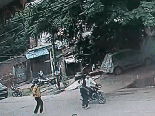 बदमाश 16 राउंड फायरिंग करने के बाद भागते हुए सीसीटीवी में कैद हुए हैं और उसका वीडियो सामने आया है - Dainik Bhaskar