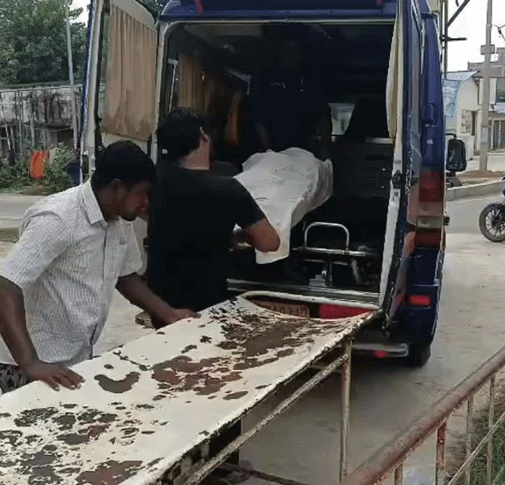 शव को एंबुलेंस से पोस्टमॉर्टम के लिए अस्पताल लाया गया।