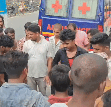 मौके पर स्थानीय लोगों की भीड़।