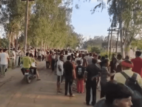 जयपाल राठी की हत्या के बाद मौके पर जमा भीड़।