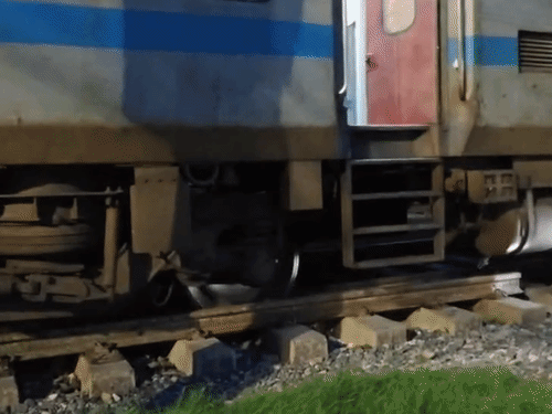 Three coaches of the Mahananda Express derailed in Ara.
