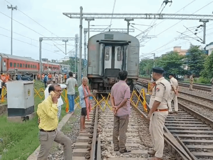 The derailed coaches of the Mahananda Express standing near pole number 593/9A.