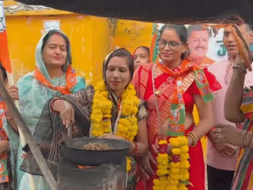 कोटा में वार्ड नंबर 64 से बीजेपी प्रत्याशी प्रतिभा सुमन ने सड़क किनारे खड़े ठेले पर मूंगफली सेंकी।