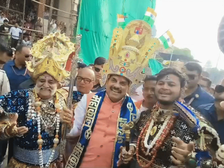 इस साल भादौ की पहली सवारी में सीएम डॉ. मोहन यादव भी शामिल हुए थे।