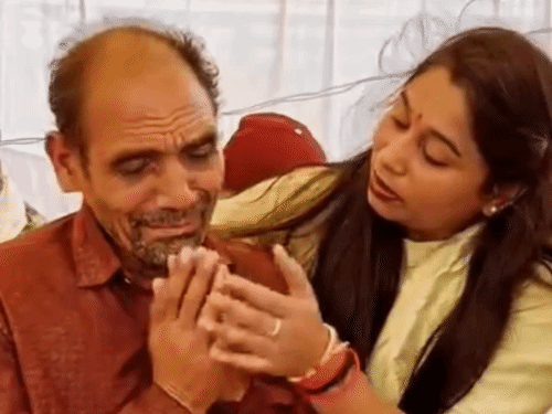 कल्पना के पिता राम शिरोमणि मिश्रा पांच दिन से अनशन पर बैठे हैं।