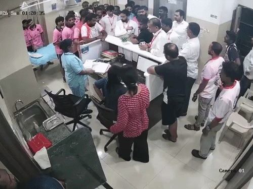 Some people, along with a Shiv Sena leader, entered the hospital and started creating a ruckus.