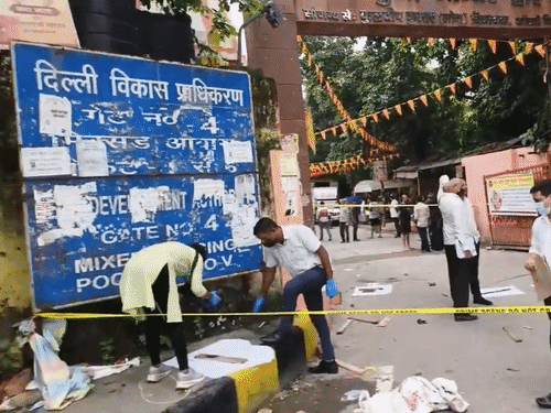 फॉरेंसिक टीम ने मौके पर पहुंचकर सैंपल लिए।