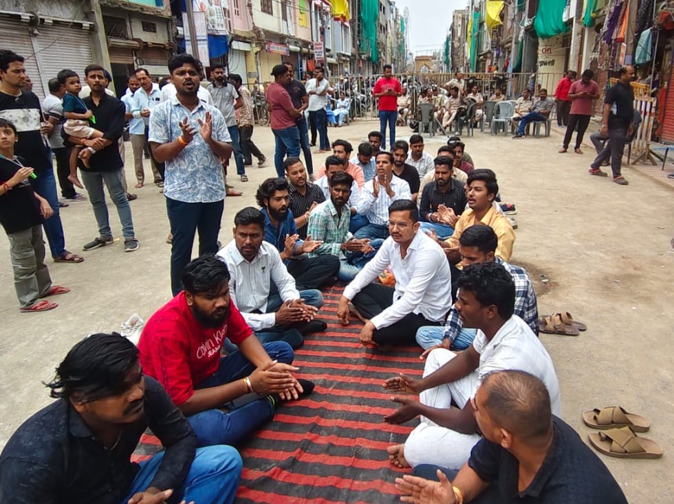 हनुमान चालीसा का पाठ करते युवक कांग्रेस के कार्यकर्ता।