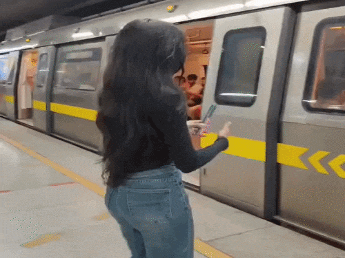 दिल्ली मेट्रो की येलो लाइन पर फोन स्टिकिंग के मामलों पर डीएमआरसी ने सख्त एडवाइजरी जारी की है। - Dainik Bhaskar