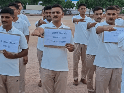 इस दौरान शपथ ली।