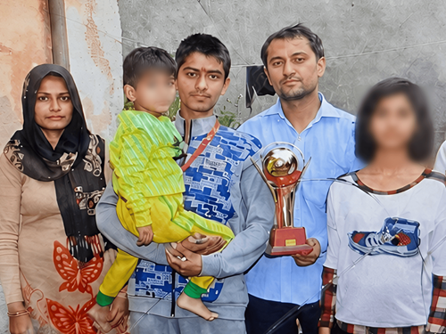 रोहतक में छाती पर बैठकर चुन्नी से गला घोंटा; 3 बच्चों और सास-ससुर से अलग रहती थी|रोहतक,Rohtak - Dainik Bhaskar