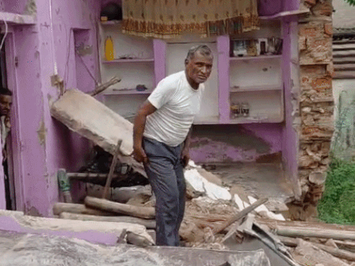 दौसा के महवा में लगातार बरसात के कारण एक मकान क्षतिग्रस्त हो गया। मकान के दो कमरे शनिवार रात को ढह गए।