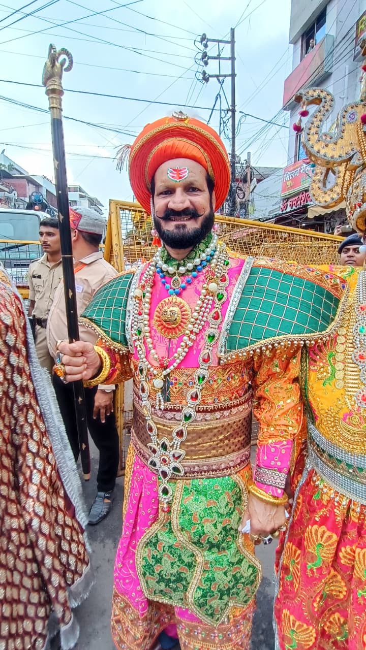 दिनेश रावल स्वामी दिलमिलाके का रूप धरकर सवारी में शामिल होते हैं।