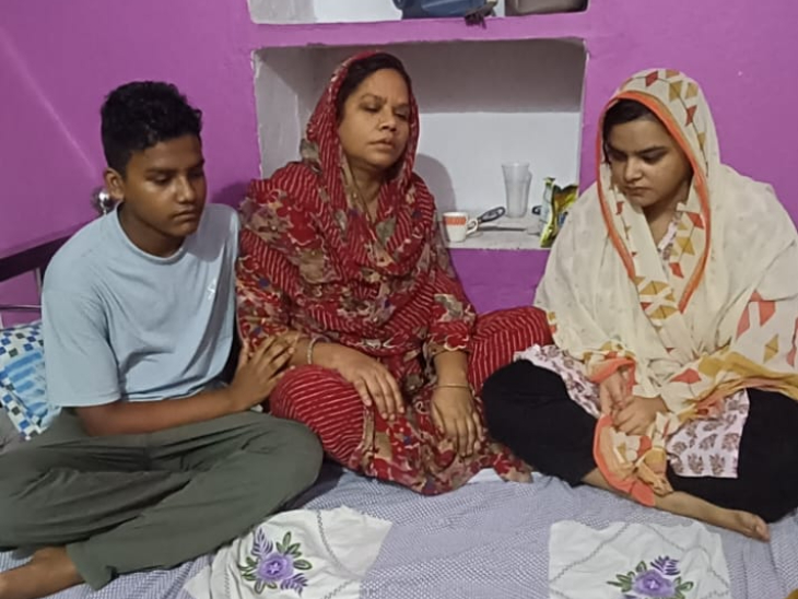 शहीद जवान की पत्नी, 19 साल की बेटी और बेटे का रो-रोकर बुरा हाल हो गया है।