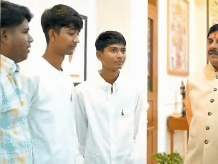 CM Mohan Yadav met Bittu and his friends.