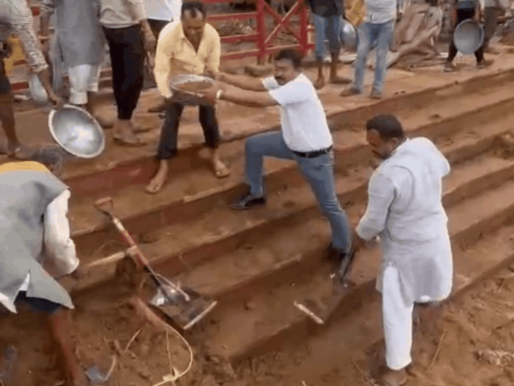 चित्रकूट में बाढ़ का पानी उतरने के बाद घाटों और धार्मिक स्थलों पर सफाई अभियान।