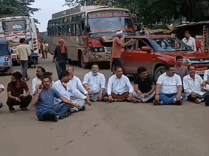 बंडा के बरा चौराहे पर कांग्रेस और आम लोगों ने किया चक्काजाम।