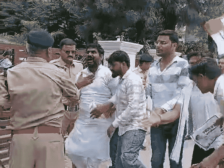 पुलिस ने रोकने की कोशिश की तो कार्यकर्ताओं ने बहस भी की।