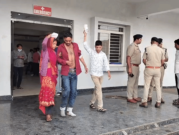 शराब पीने वाले लोगों को चेकअप के लिए अस्पताल लाया जा रहा है।