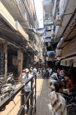 कार्रवाई में करीब 228 किलो दवाएं बरामद हुई हैं।