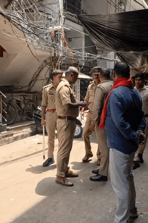 टीम ने छापा मारकर 6 लोगों को गिरफ्तार किया।