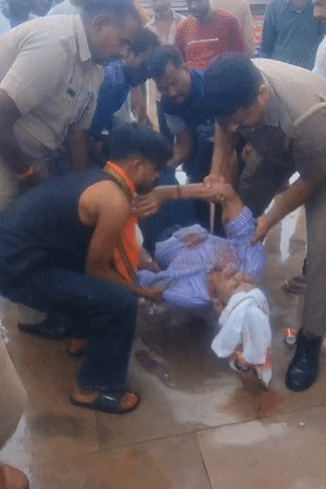 मलबे में दबकर वकील आलोक आस्थाना की मौत हो गई।