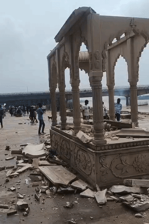 राप्ती नदी के किनारे बने इसी गुंबद के टूटने से दो वकीलों की मौत हो गई।