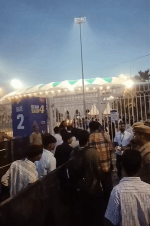 स्टेडियम के अंदर फैंस मैच शुरू होने के बाद तक भी एंट्री करते रहे।