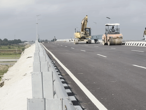 सड़क की मरम्मत का काम तेज कर दिया गया है। पैचवर्क चल रहा है।