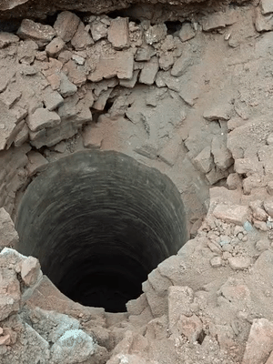 स्लैब टूटने के बाद उसके नीचे कुआं मिला। हालांकि, कुआं कितना पुराना है, इसका पता नहीं चल पाया है।
