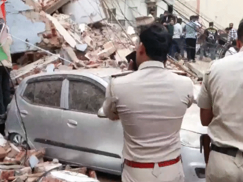बिल्डिंग गिरने से नीचे खड़ी गाड़ियां भी मलबे की चपेट में आ गईं।