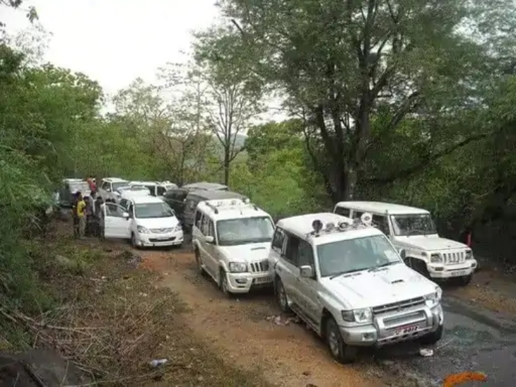 2013 में कांग्रेस की परिवर्तन यात्रा रैली के दौरान नक्सलियों ने जंगल में हमला किया था।