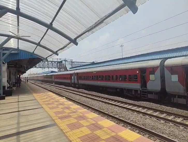 डोंगरगढ़ जा रहा युवक भिलाई में ट्रेन से गिरा।
